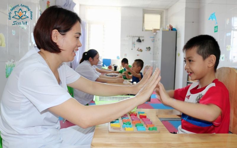 Ưu và nhược điểm của trường công lập dành cho trẻ tự kỷ