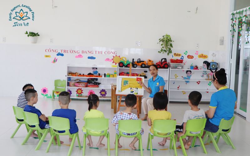Trẻ tự kỷ có đi học được không?